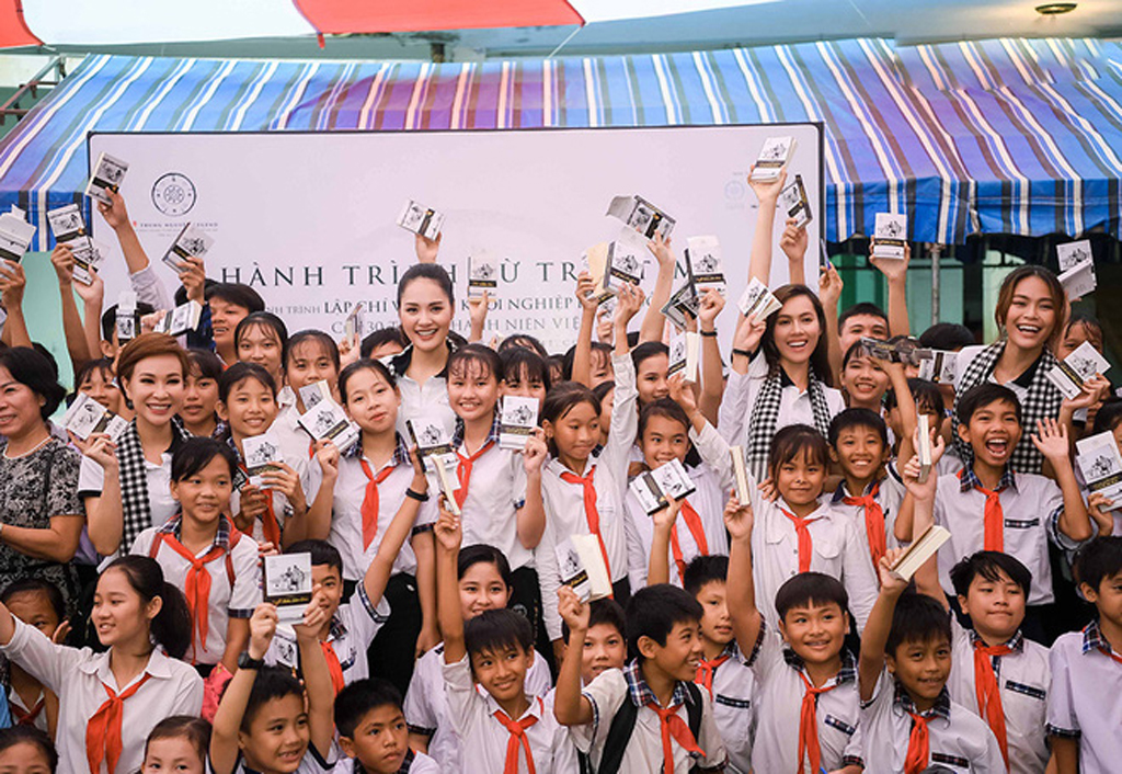 Hoa hậu Hương Giang, Á hậu Hoàng My, Á hậu Mâu Thủy, ca sĩ Uyên Linh trao tặng sách quý đổi đời cho các em học sinh tại trường THCS Vồ Dơi, U Minh Hạ, Cà Mau
