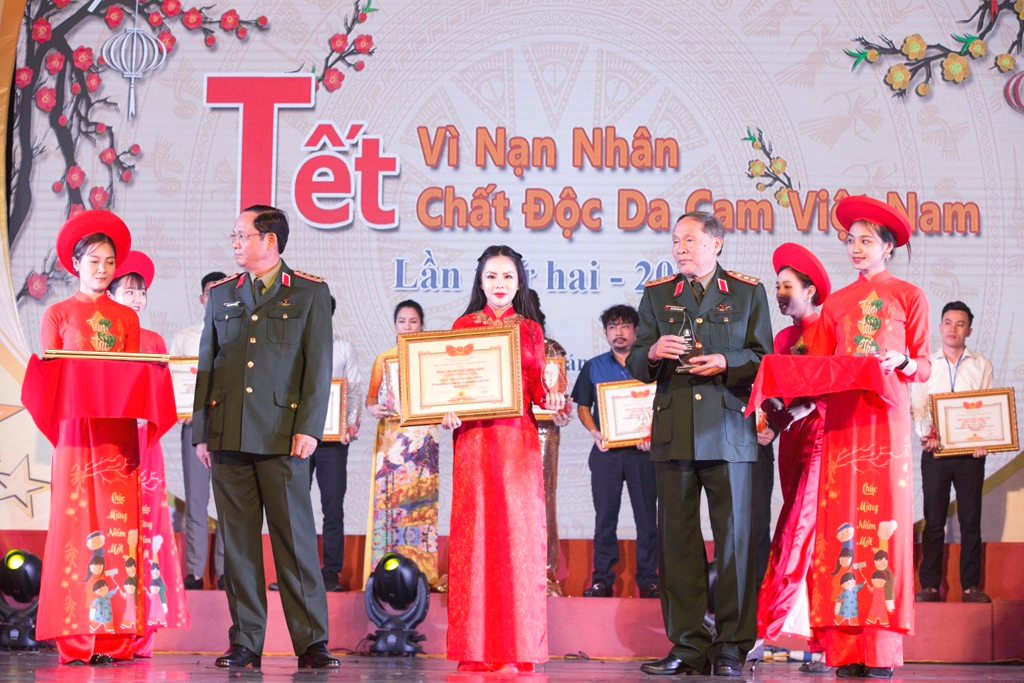 Thượng tướng Trần Quang Phương và Thượng tướng Nguyễn Văn Rinh tặng bằng tri ân tấm lòng vàng cho CEO Cao Thiên Nhi