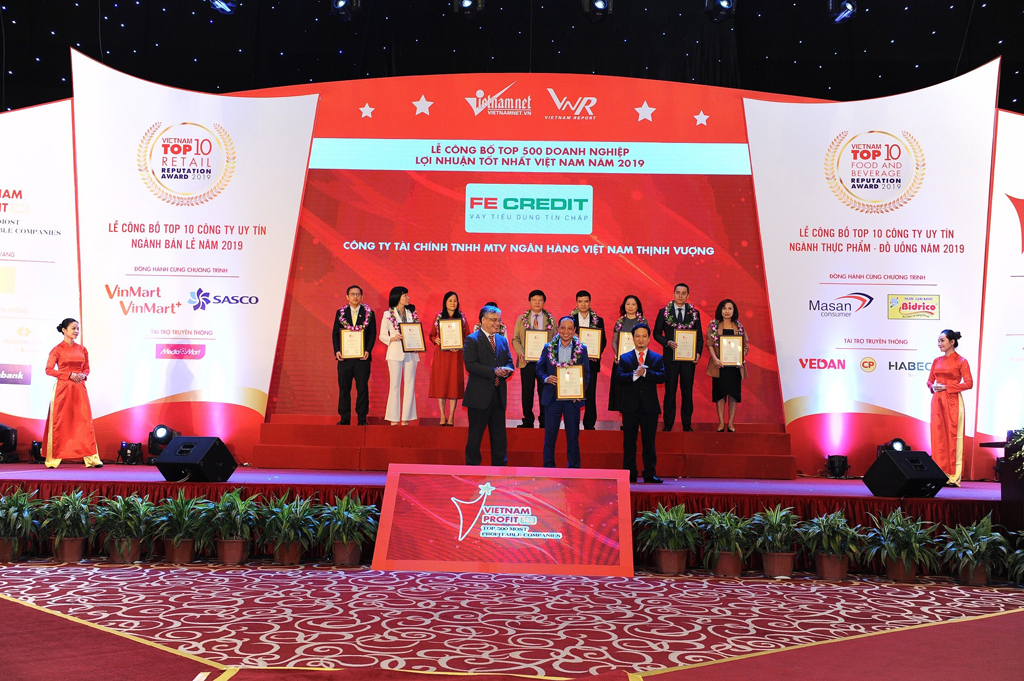 Ông Nguyễn Cường Thịnh - Trưởng văn phòng đại diện chi nhánh Hà Nội đại diện FE CREDIT nhận giải thưởng danh giá
