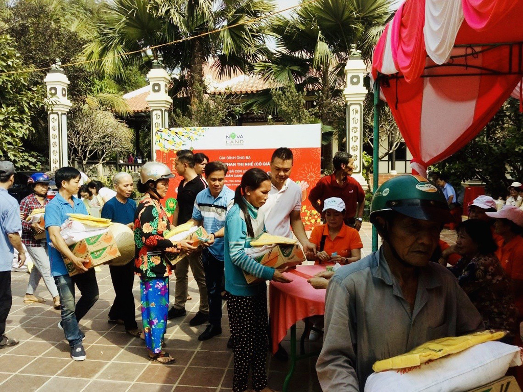 Hàng trăm phần quà tết trao tặng bà con có hoàn cảnh khó khăn tại xã Long Khánh, tỉnh Đồng Tháp do Tập Đoàn Novaland phối hợp cùng gia đình cô giáo Nhế tổ chức.
