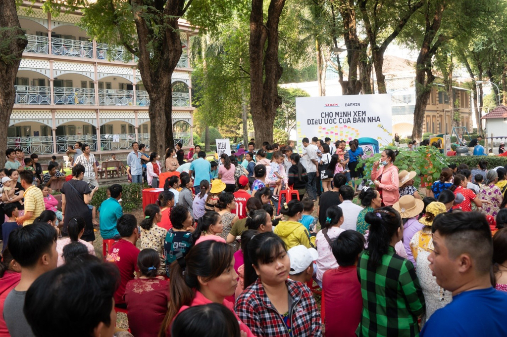 Hàng trăm bệnh nhi và người thân tham dự chương trình "Bring tết to caretaker" - Ấm bụng đầu năm, Ấm lòng ngày tết tại Bệnh Viện Nhi Đồng 2. (Ảnh: BAEMIN Việt Nam).