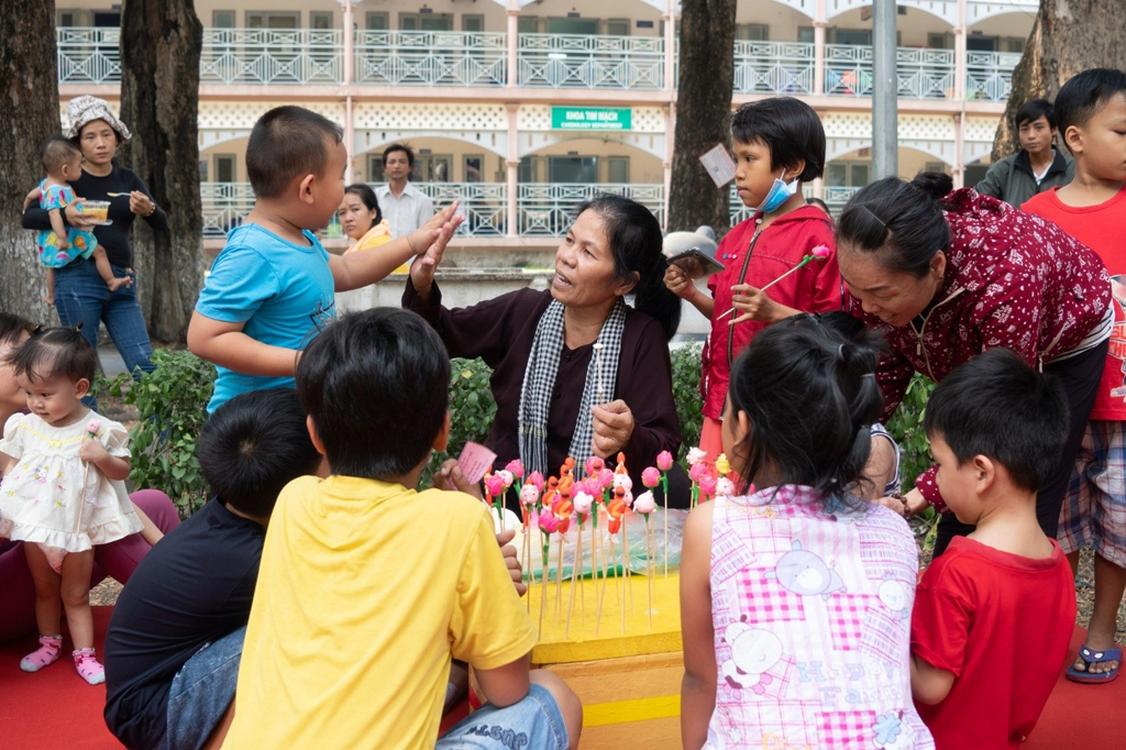 Các bệnh nhi thích thú với những đồ chơi tò he từ nghệ nhân Ảnh: BAEMIN Việt Nam