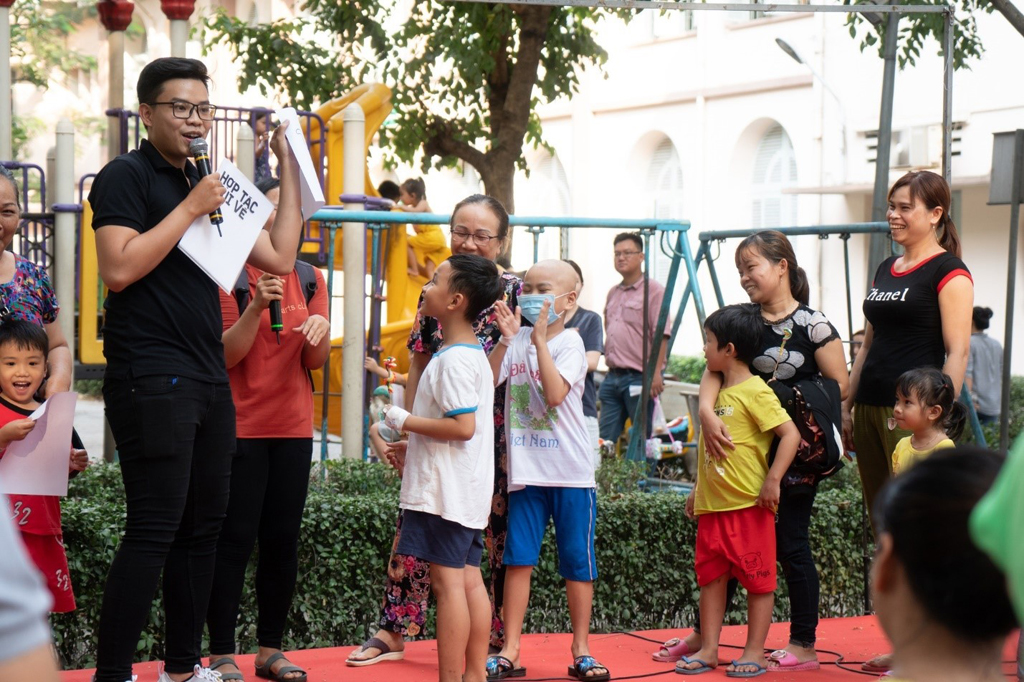 Các bé thích thú khi nhận được quà từ trò chơi có thưởng Ảnh: BAEMIN Việt Nam