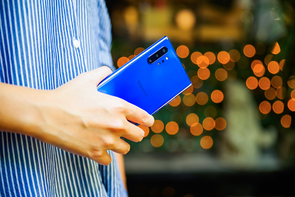 Tạo điểm nhấn cho trang phục cơ bản bằng tông màu Xanh Aura trên Galaxy Note10+