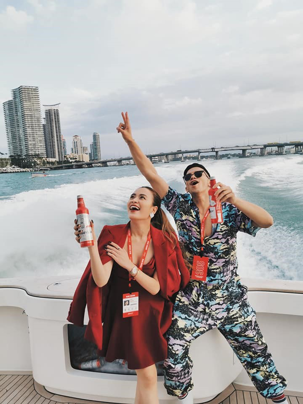Không chỉ được cấp xe xịn, trong chuyến đến Mỹ lần này, Hoàng Thùy Linh và Trọng Hiếu còn tận hưởng những phút giây tuyệt vời trên du thuyền sang chảnh trên vùng biển Miami xinh đẹp nổi tiếng 