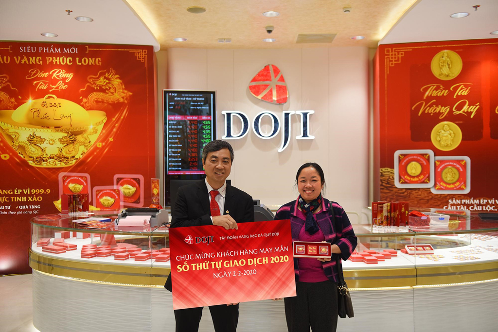 Ông Dương Anh Tuấn - Phó tổng giám đốc Tập đoàn Vàng bạc Đá quý DOJI trao 2 chỉ vàng 999.9 cho khách hàng có số thứ tự giao dịch 2020