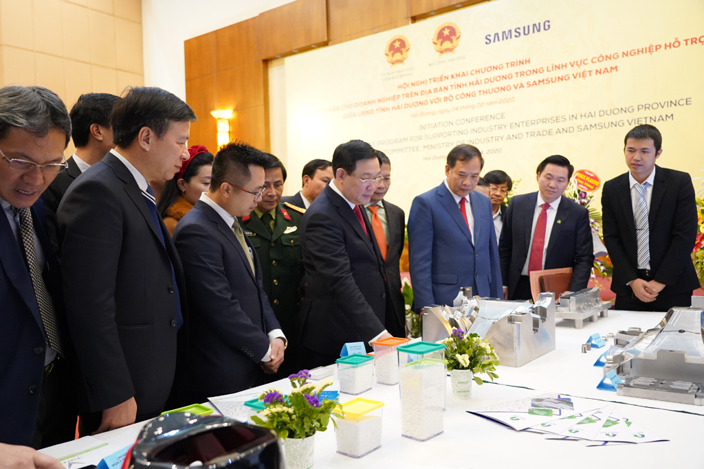 Phó Thủ tướng chính phủ Vương Đình Huệ thăm gian hàng sản phẩm của An Phát Holdings tại hội nghị