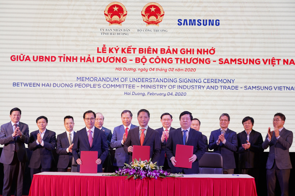 Bộ trưởng Công thương Trần Tuấn Anh, ông Choi Joo Ho - TGĐ Samsung VN và Chủ tịch UBND tỉnh Hải Dương Nguyễn Mạnh Hiển ký kết biên bản ghi nhớ