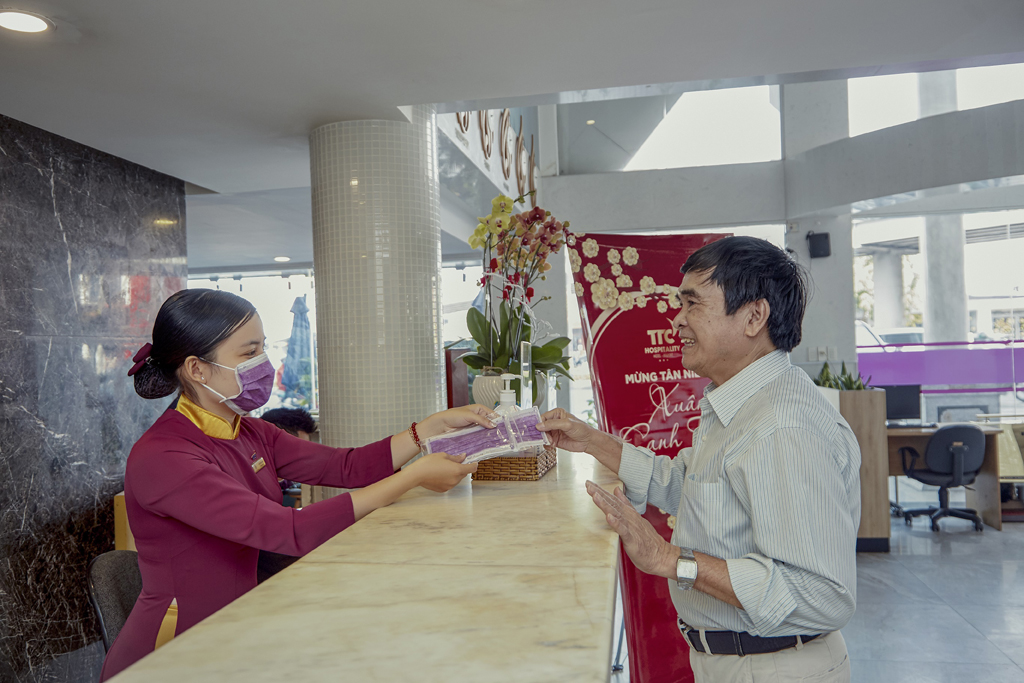 TTC Hotel - Airport (tại TP.HCM) tặng khẩu trang cho du khách đến sử dụng dịch vụ tại khách sạn.