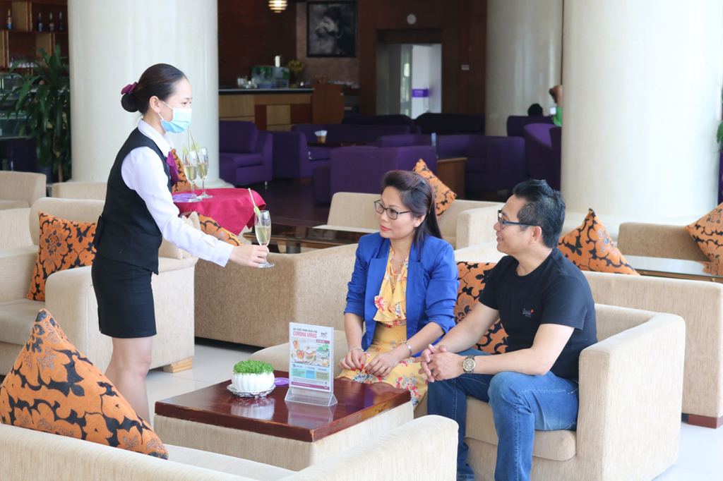 TTC Hotel - Phan Thiết nấu các loại nước thanh lọc cơ thể phục vụ khách lưu trú