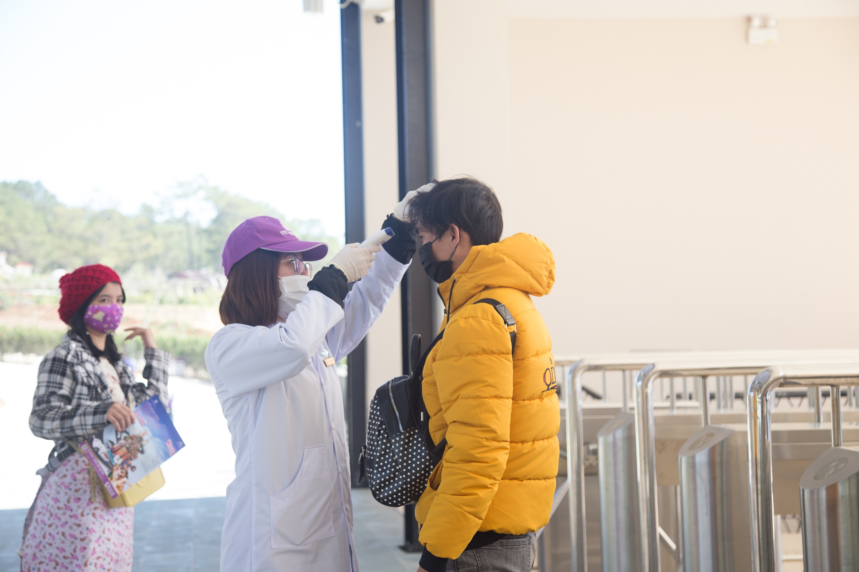 TTC World - Thung Lũng Tình Yêu tiến hành đo thân nhiệt cho khách trước khi vào cổng tham quan Khu du lịch
