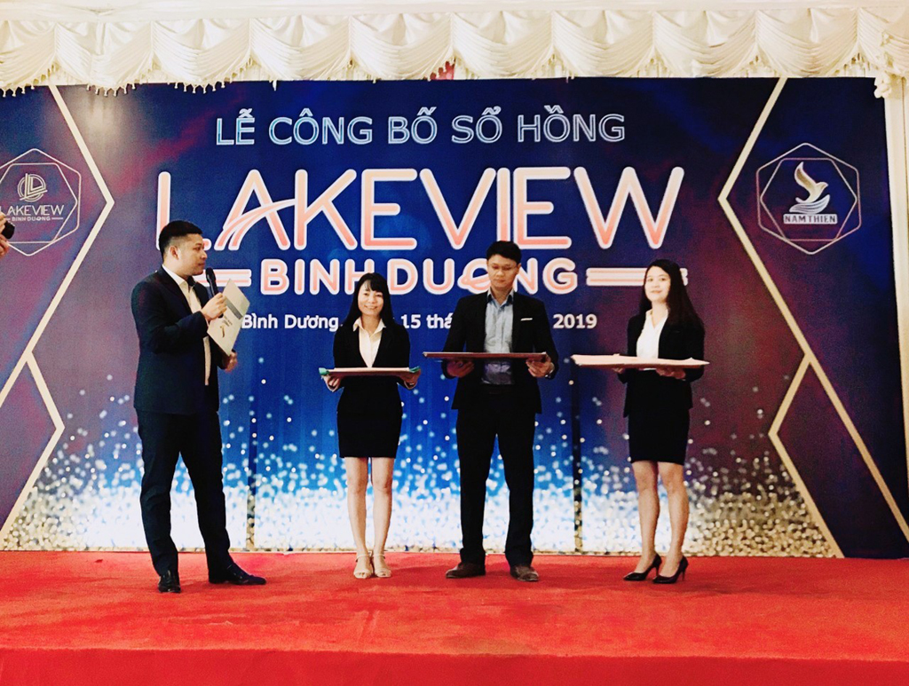 Đại diện Nam Thiên Group công bố sổ hồng dự án Lakeview Bình Dương