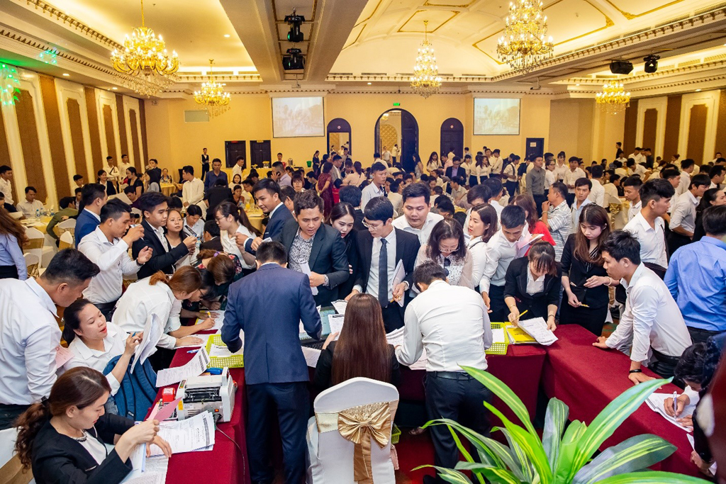 Đông đảo khách hàng tham dự lễ mở bán dự án của Nam Thiên Group