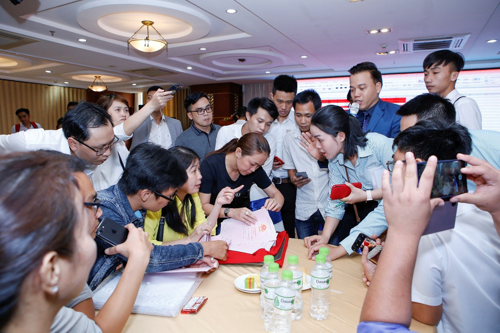 Khách hàng xem sổ hồng tại một buổi mở bán dự án của Nam Thiên Group