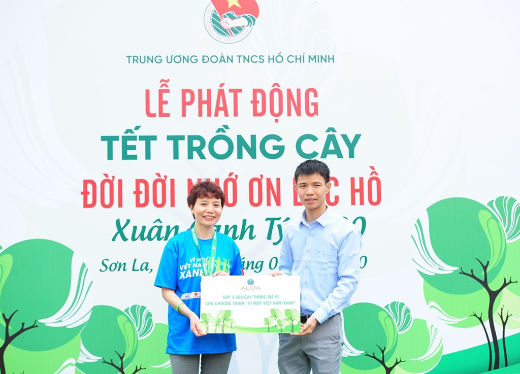 Bà Nguyễn Hồng Thắm - Tổng giám đốc Công ty ALMA (trái) tại buổi Lễ phát động Tết trồng cây “Đời đời nhớ ơn Bác Hồ” Xuân Canh Tý 2020