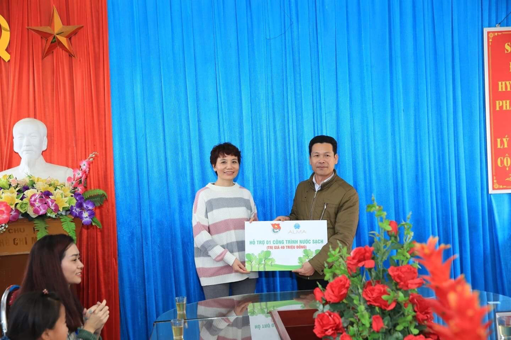 Tổng giám đốc Công ty ALMA (trái) đại diện chương trình trao tặng công trình nước sạch cho Trường tiểu học Mường Sang