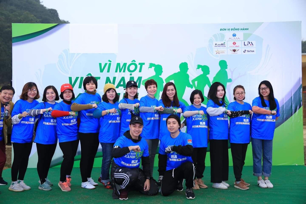 Tổng giám đốc Công ty ALMA và các thành viên tham gia Giải chạy “Vì một Việt Nam xanh”