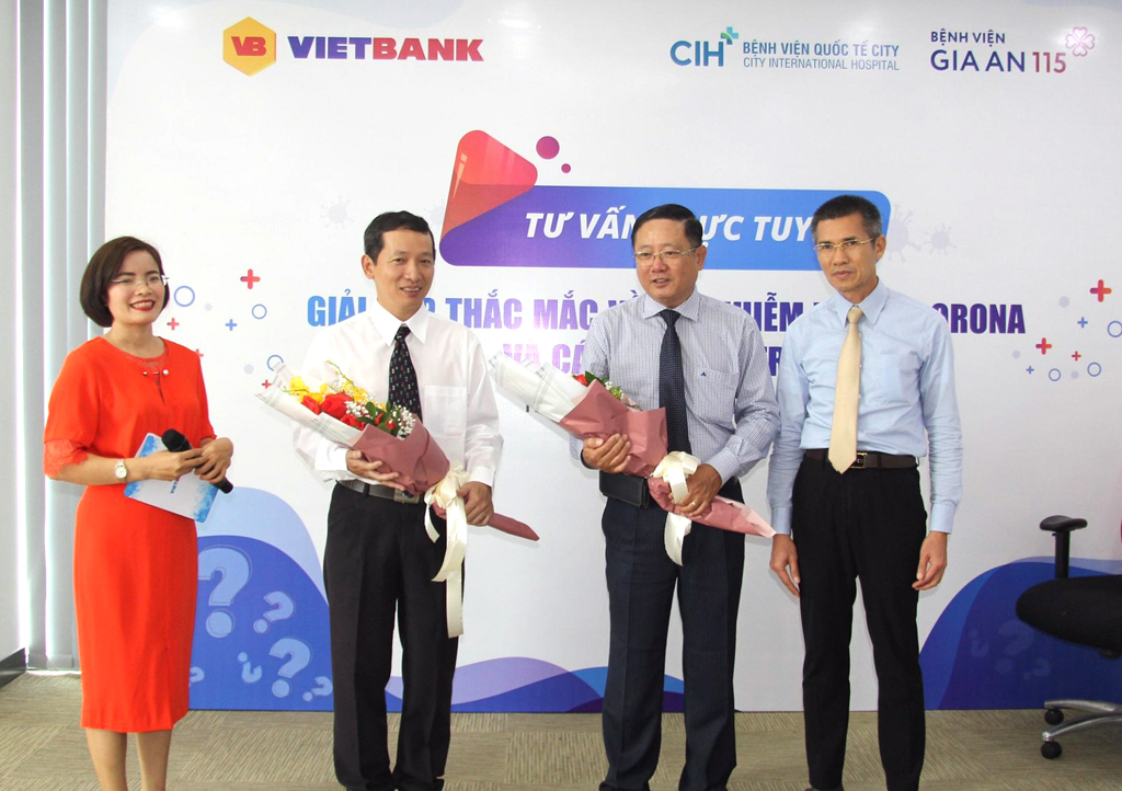 Ông Nguyễn Thanh Nhung - Tổng giám đốc Vietbank (ngoài cùng bên phải) tặng hoa cảm ơn 2 chuyên gia y tế trong chương trình tư vấn cách phòng tránh virus Corora cho CBNV và khách hàng