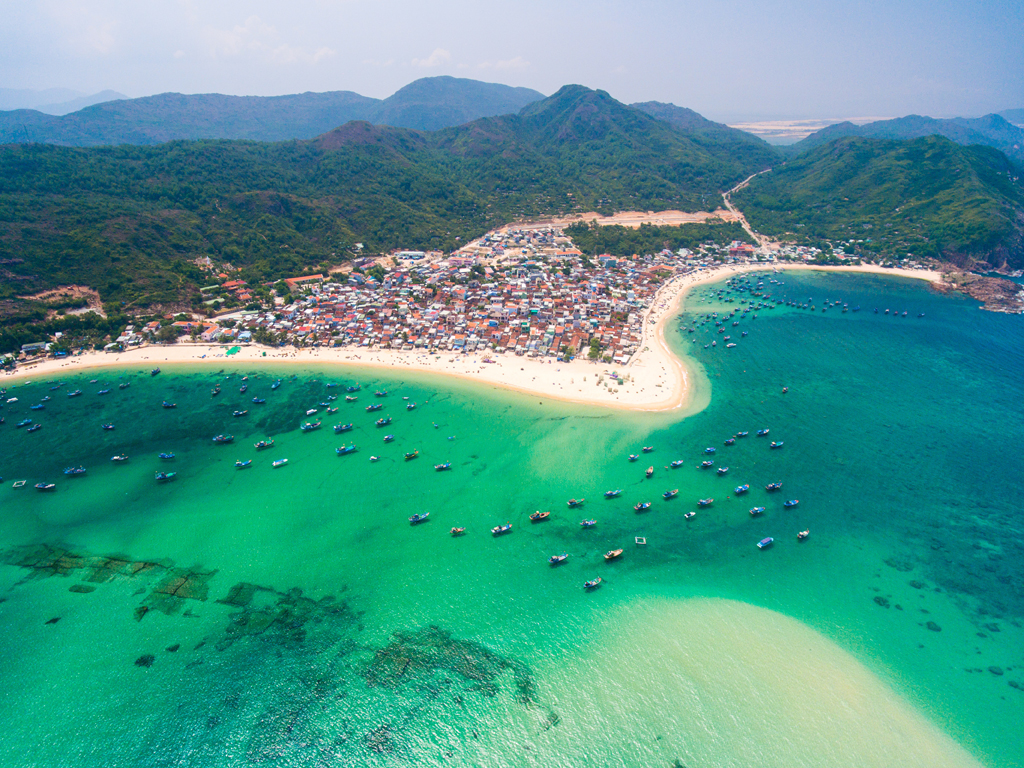 Quy Nhơn có nhiểu điểm đến mới lạ và hoang sơ thu hút đông đảo khách du lịch mỗi năm
