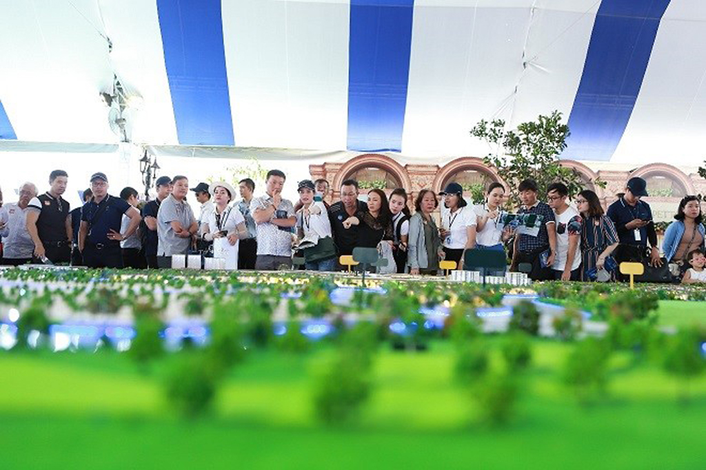 Khách tham quan sa bàn Dự án Aqua City tại Novaland Expo 12.2019