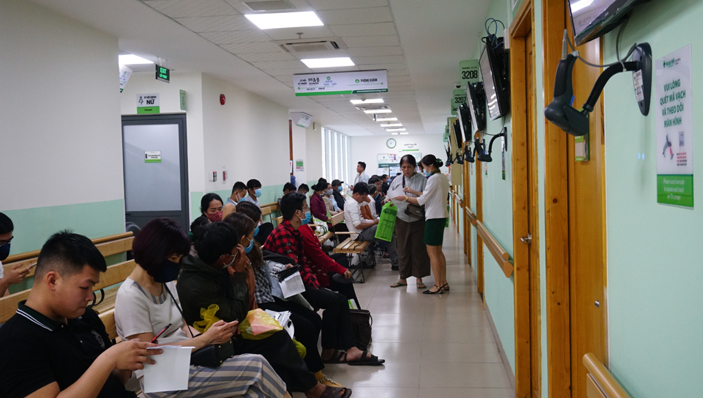 Các khu thăm khám của Bệnh viện Hoàn Mỹ Đà Nẵng luôn bố trí nhân viên hướng dẫn cho người bệnh Ảnh: Phú Thành
