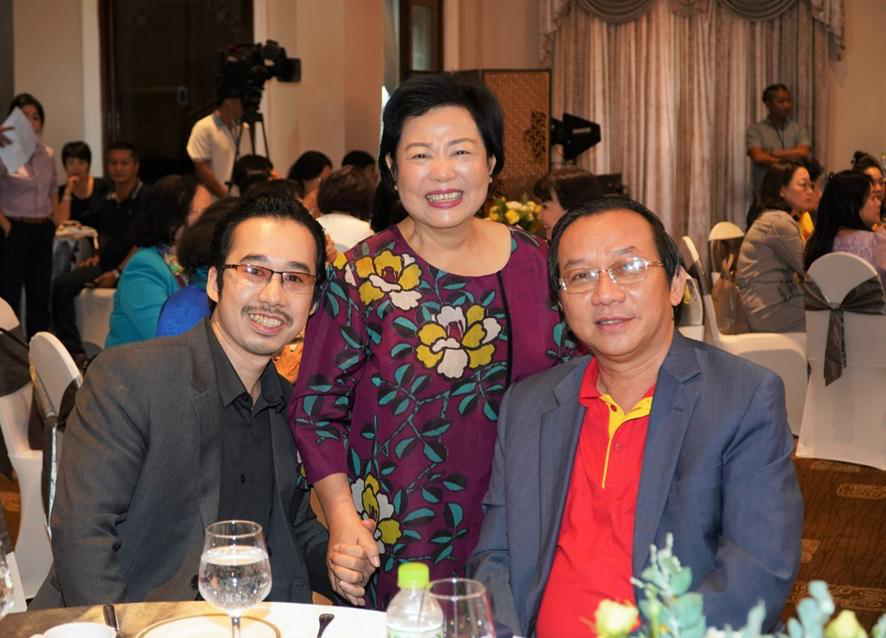 Phó tổng giám đốc Vietjet Đỗ Xuân Quang (phải) cùng Chủ tịch quỹ Trương Ngọc Thủy (giữa)