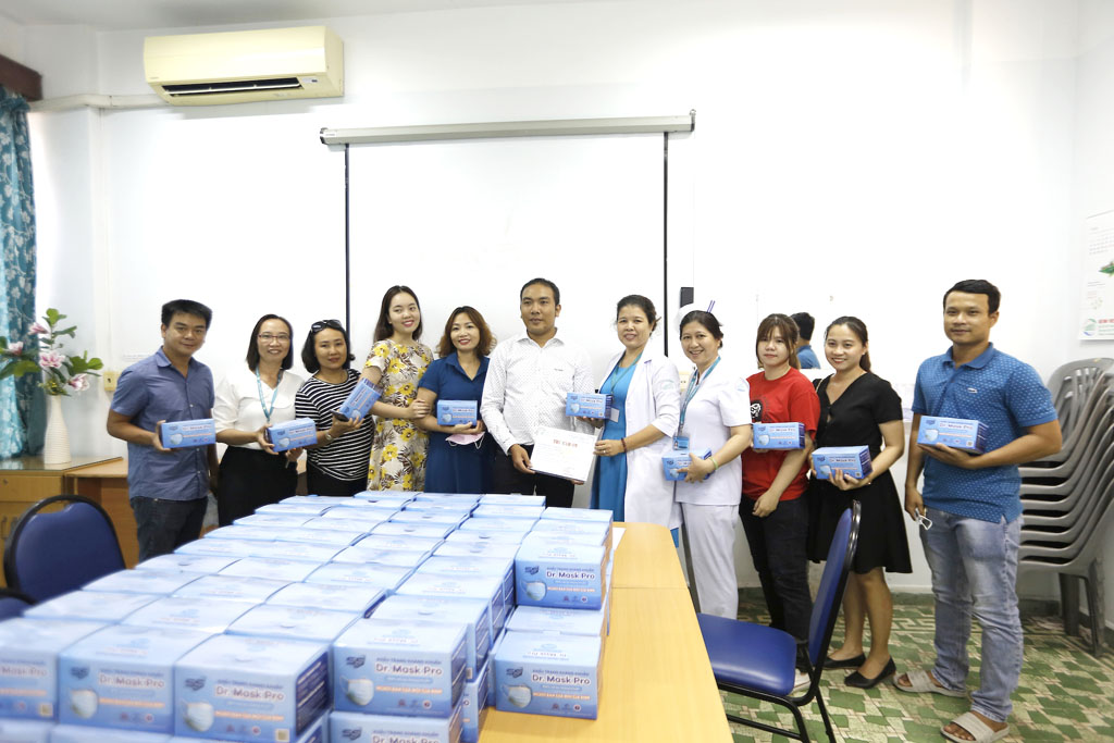 Ông Chung Minh - đại diện Công ty CP Samaki Power- trao tặng khẩu trang tại Bệnh viện Bệnh nhiệt đới TP.HCM