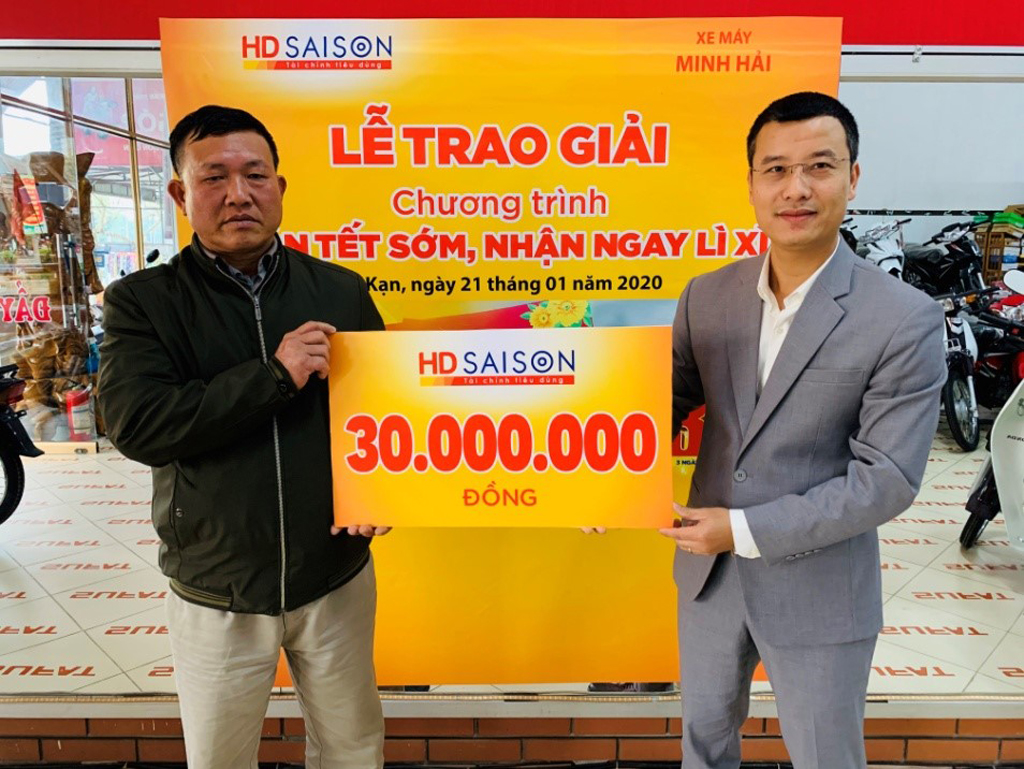 Anh Lý Kim Phúc (bên trái) nhận thưởng 30 triệu đồng