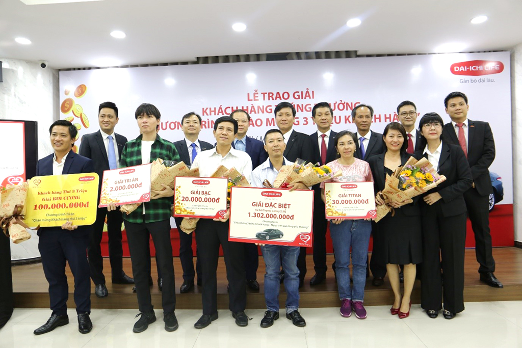 Đại diện Dai-ichi Life Việt Nam chụp hình lưu niệm cùng các khách hàng trúng thưởng tại lễ trao giải