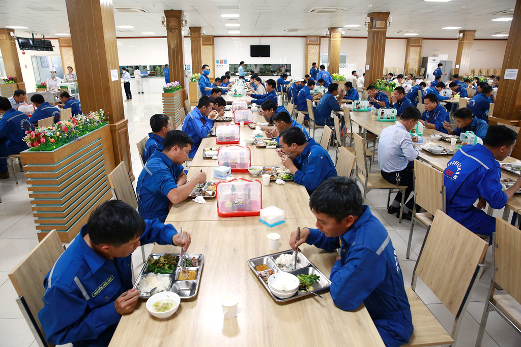 Căn tin BSR đã sắp xếp để khoảng cách người ngồi ăn cơm được giãn ra, giờ ăn cũng được điều chỉnh từ 11 - 13 giờ để giảm người tập trung vào một thời điểm - Ảnh: BSR cung cấp