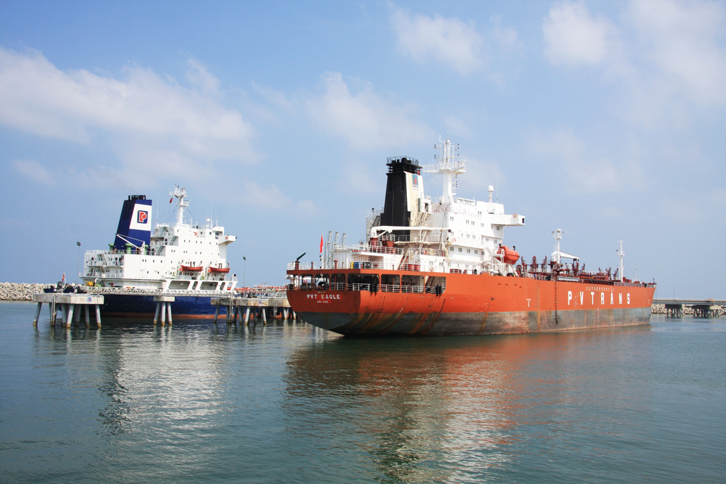 Hoạt động xuất bán xăng dầu tại cảng NMLD Dung Quất - Ảnh: BSR cung cấp