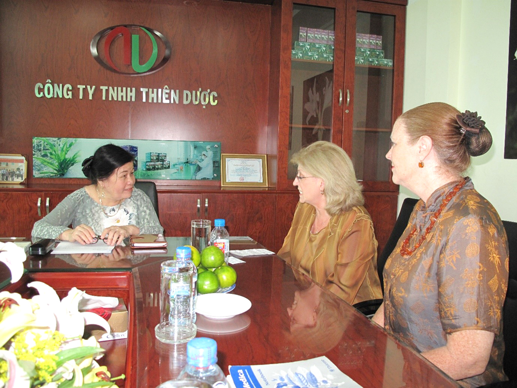  TS-DS Trâm làm việc với đối tác xuất khẩu thành phẩm từ cây trinh nữ Crila qua Mỹ