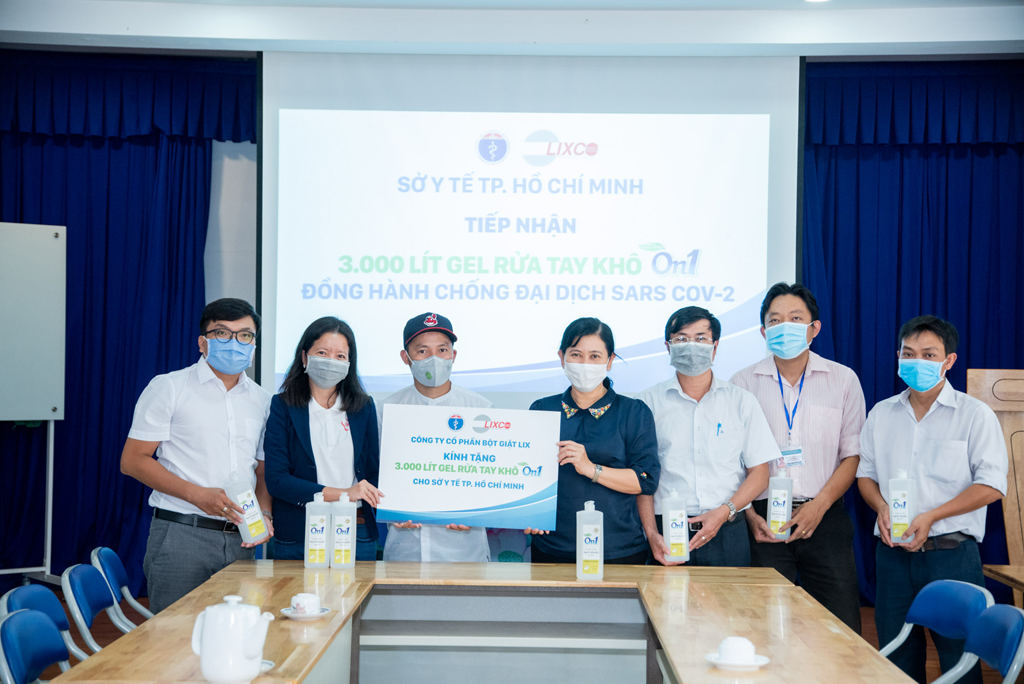 Đại diện Công ty LIXCO và rapper Đinh Tiến Đạt trao tặng 3.000 lít gel rửa tay khô On1 cho Sở Y tế TP.HCM