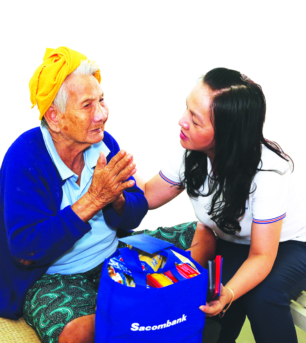 Bà Nguyễn Đức Thạch Diễm - Thành viên HĐQT kiêm Tổng giám đốc Sacombank trao quà cho các cụ ở Trung tâm Bảo trợ xã hội Chánh Phú Hòa (Bình Dương)	Ảnh: N.Q