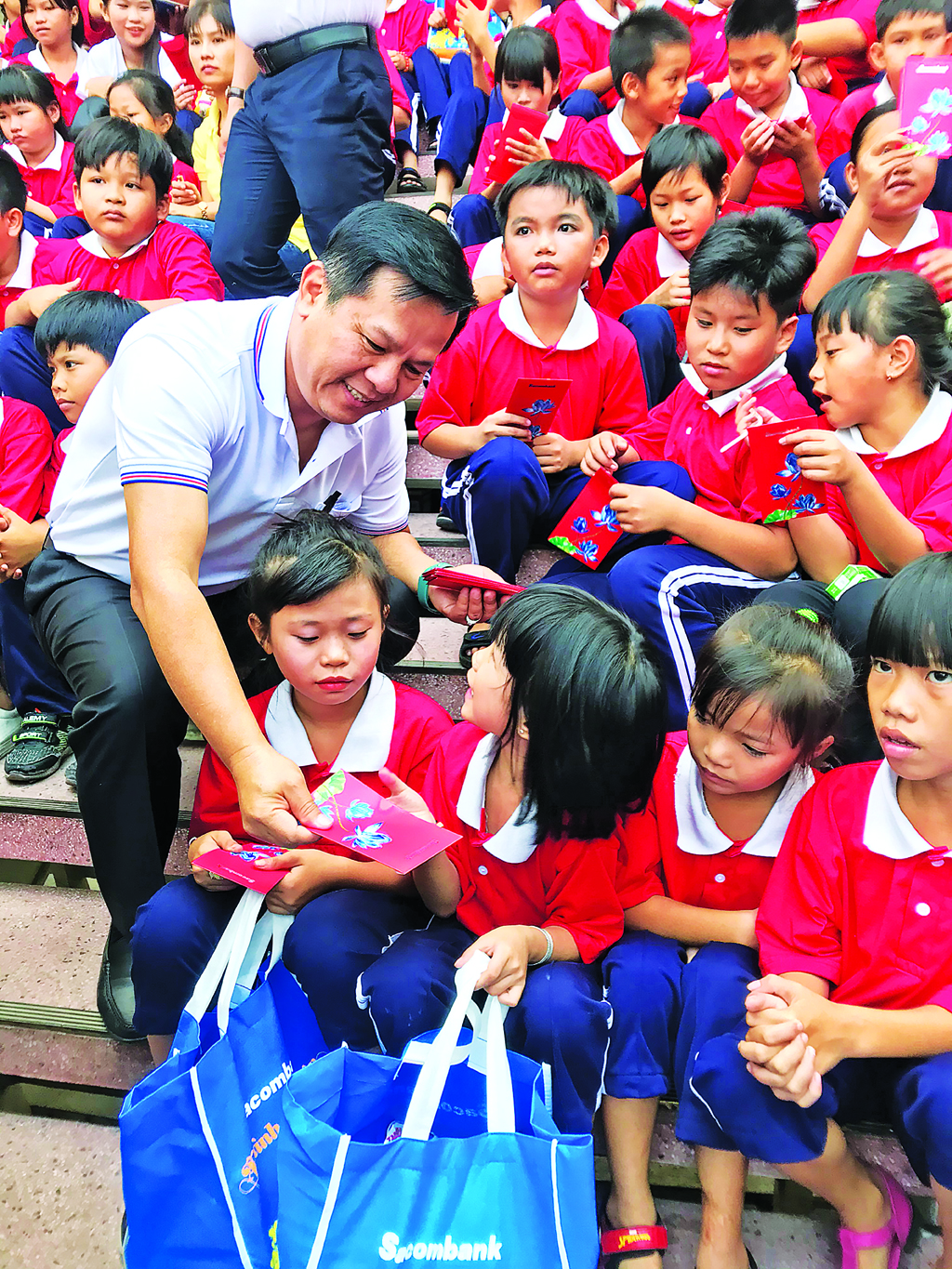 Ông Đào Nguyên Vũ - Phó tổng giám đốc kiêm Chủ tịch Công đoàn cơ sở Sacombank trao quà cho các em thiếu nhi tại Trường tình thương Vinh Sơn Vĩnh Hội (quận 4, TP.HCM)