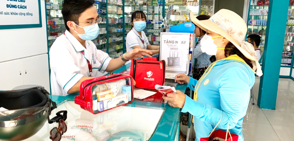 Hình ảnh khách hàng đang được tư vấn về túi y tế PhanoSafe tại nhà thuốc Phano