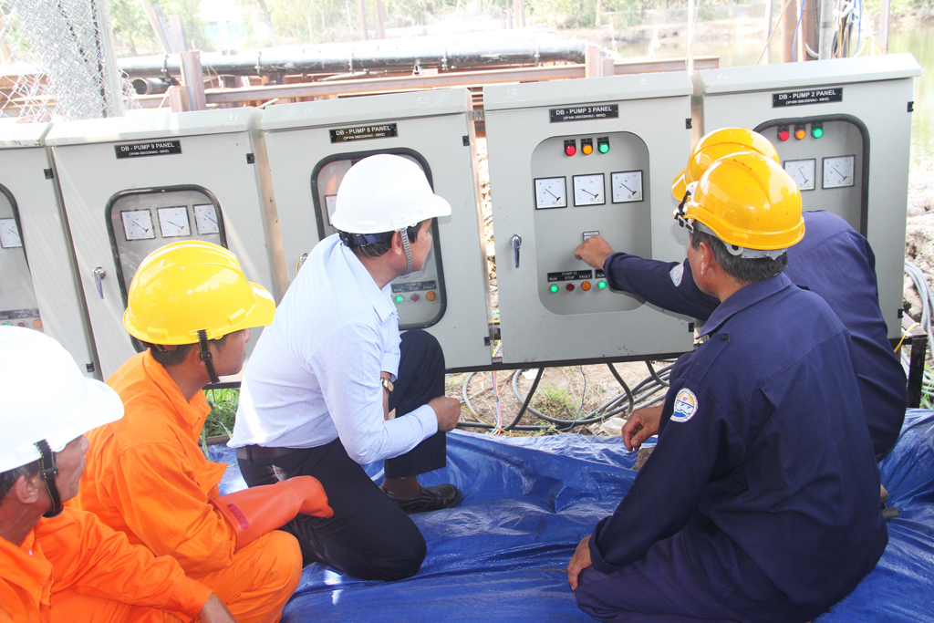 Kiểm tra tình hình cấp điện vận hành trạm bơm nước chống hạn tại H.Châu Thành, Tiền Giang (Ảnh: Lê Phan)