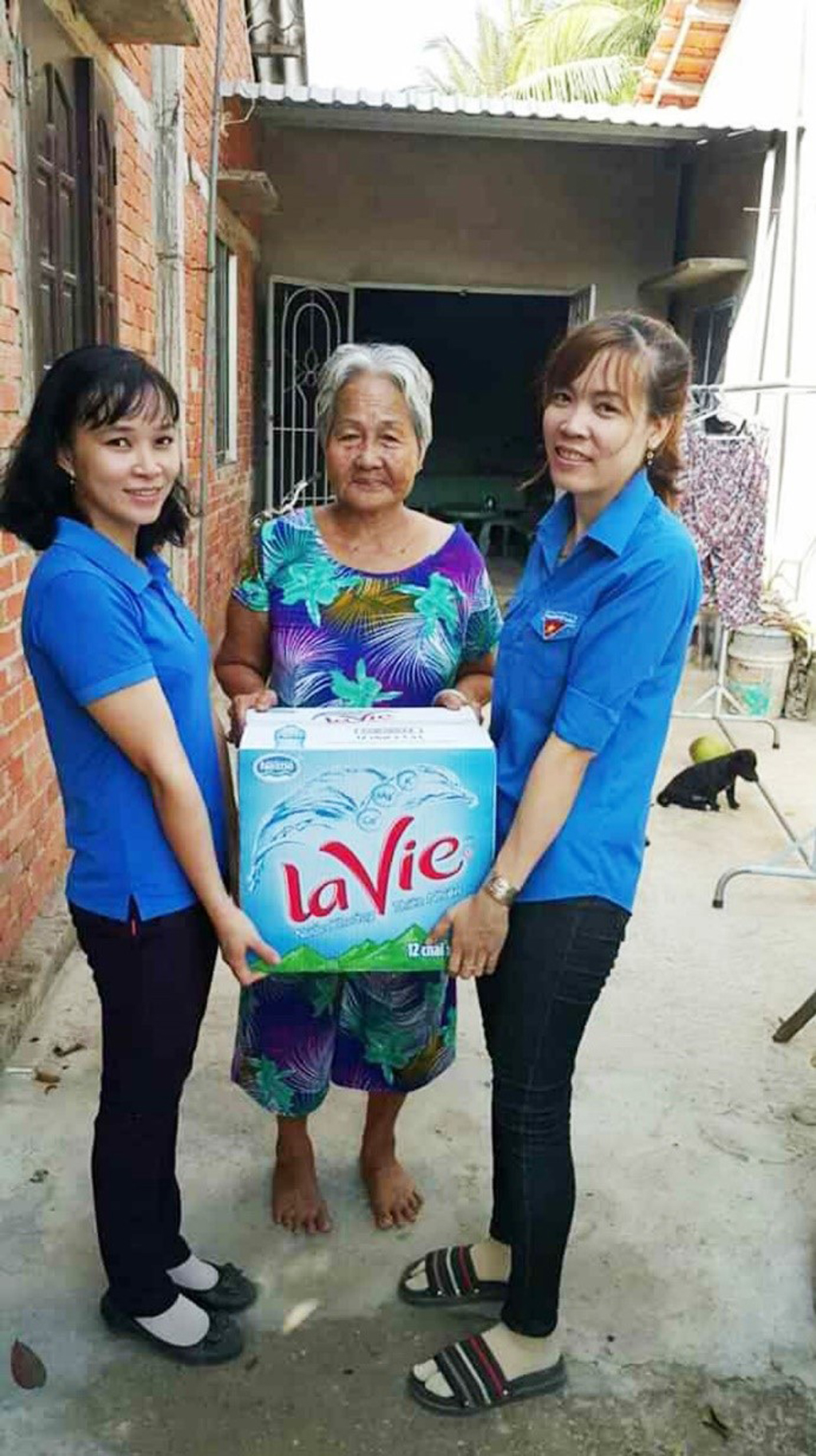 La Vie phối hợp hỗ trợ nước khoáng đến người dân tại huyện Ba Tri, tỉnh Bến Tre