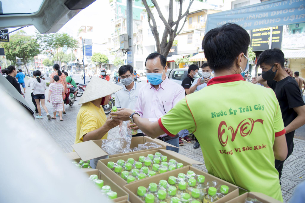 Nhân viên Công ty Thiên Triều An đang phát thức uống mật ong Ever “chanh sả gừng” cho người dân trên một số tuyến đường tại TP.Biên Hòa