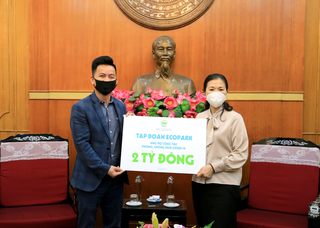 Ông Trần Quốc Việt - Tổng Giám đốc Tập đoàn Ecopark trao ủng hộ 2 tỉ đồng cho công tác phòng chống dịch Covid-19 thông qua Uỷ ban Trung ương MTTQ Việt Nam