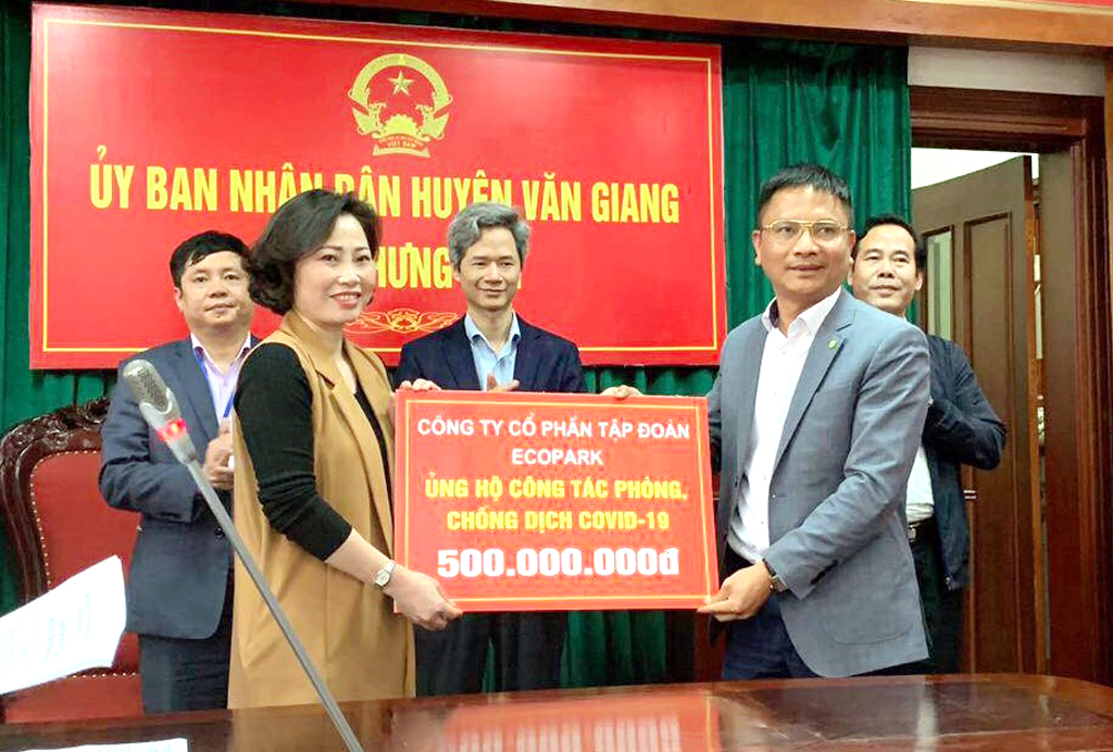 Ông Vũ Mai Phong - Phó tổng giám đốc Tập đoàn Ecopark trao 500 triệu đồng cho UBND huyện Văn Giang, tỉnh Hưng Yên
