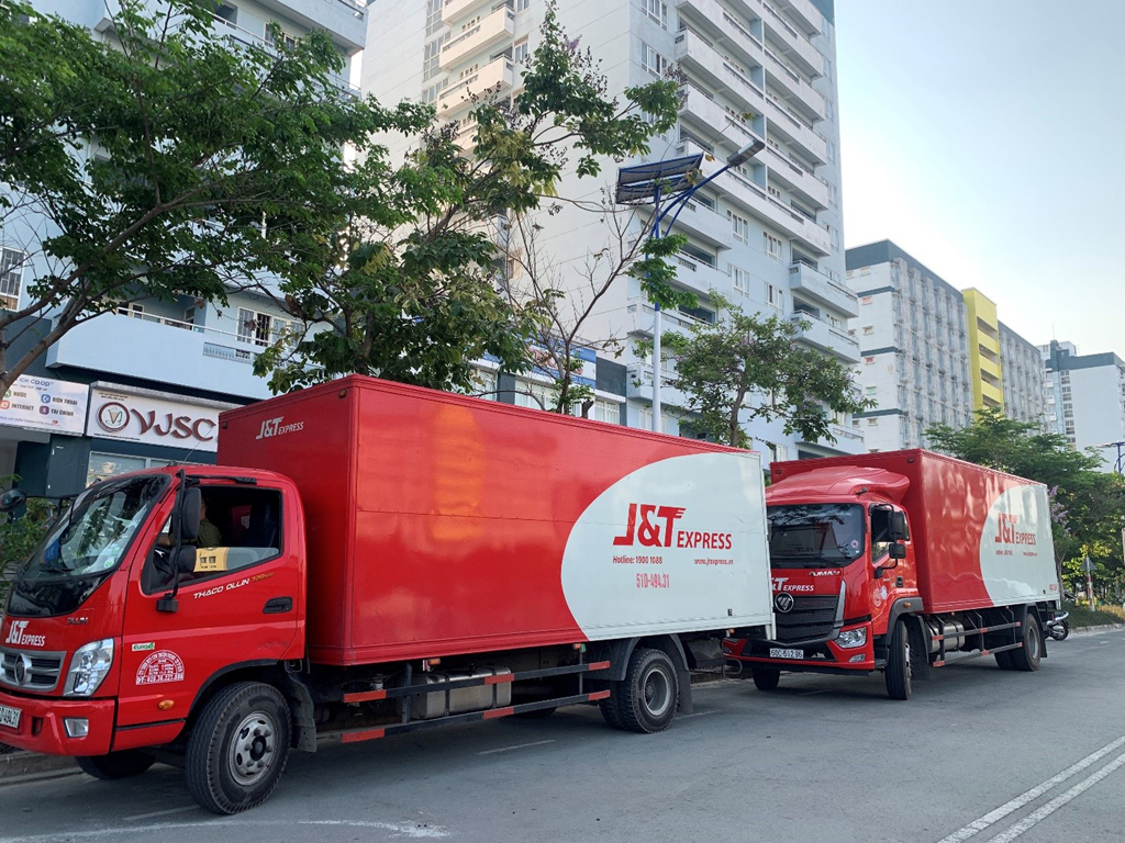 Hơn 11.000 thùng carton được vận chuyển trong nhiều xe tải loại lớn được J&T Express mang đến tặng ký túc xá