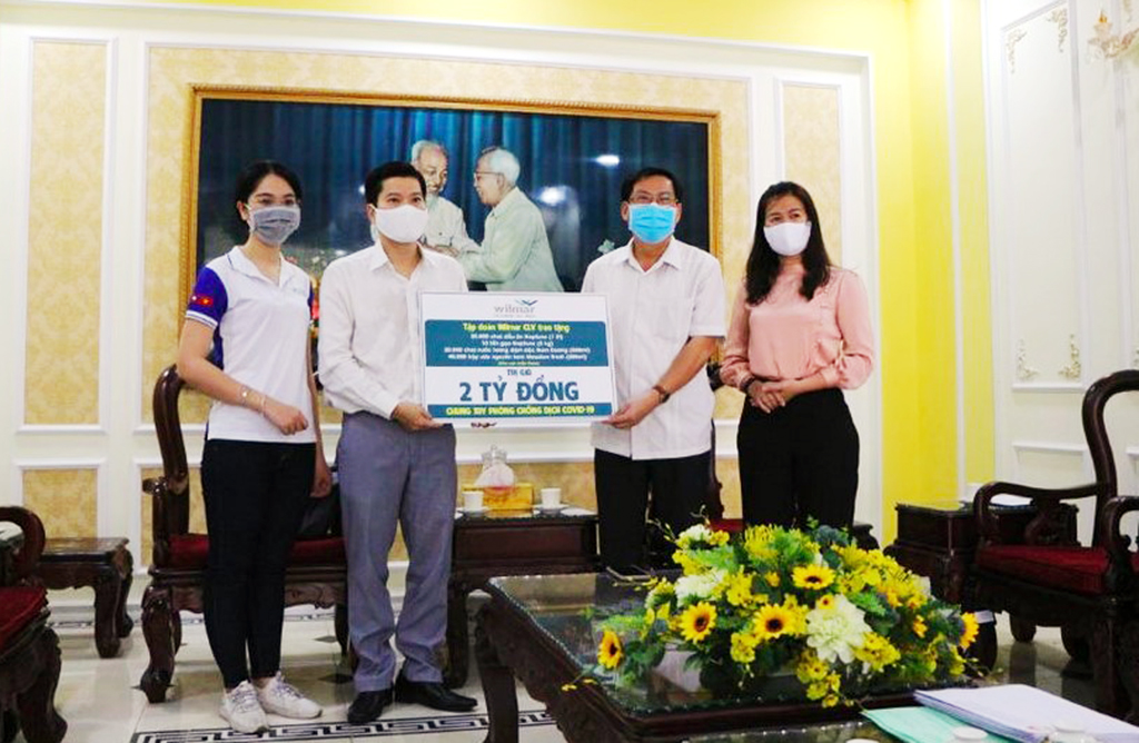 Biểu trưng trị giá 2 tỉ đồng được ông Thái Kim Sơn - Tổng giám đốc Công ty TNHH thực phẩm quốc tế Nam Dương, đại diện Tập đoàn Wilmar CLV trao cho Ủy ban MTTQ Việt Nam TP.HCM