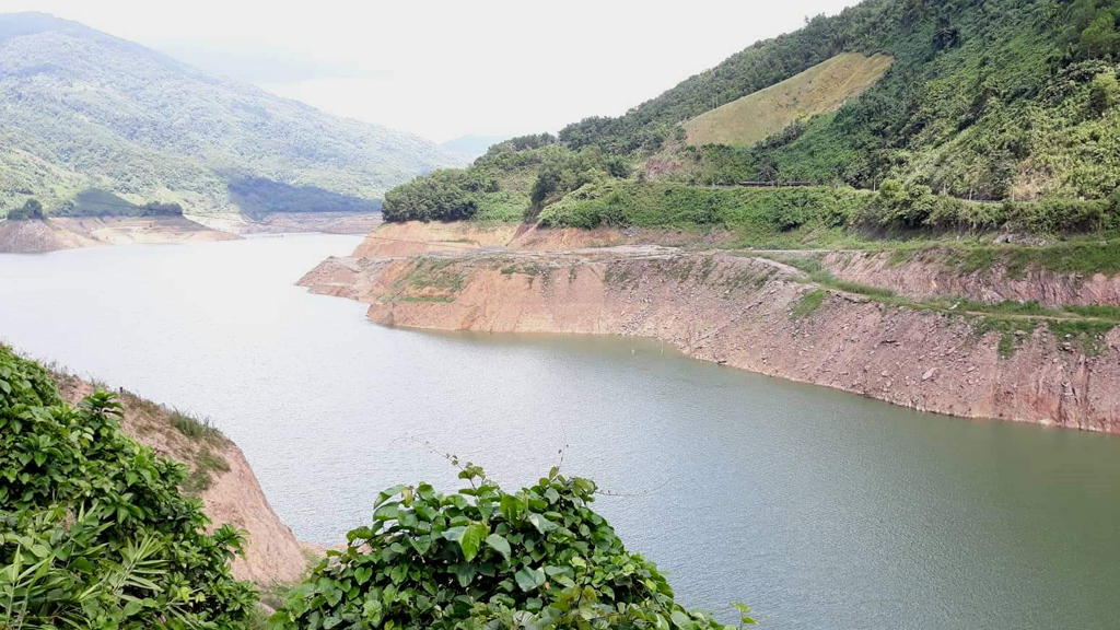 Đến cuối mùa lũ 2019, hồ A Vương thiếu hụt 26 m nước so với mực nước dâng bình thường - Ảnh: Nguyên Thọ