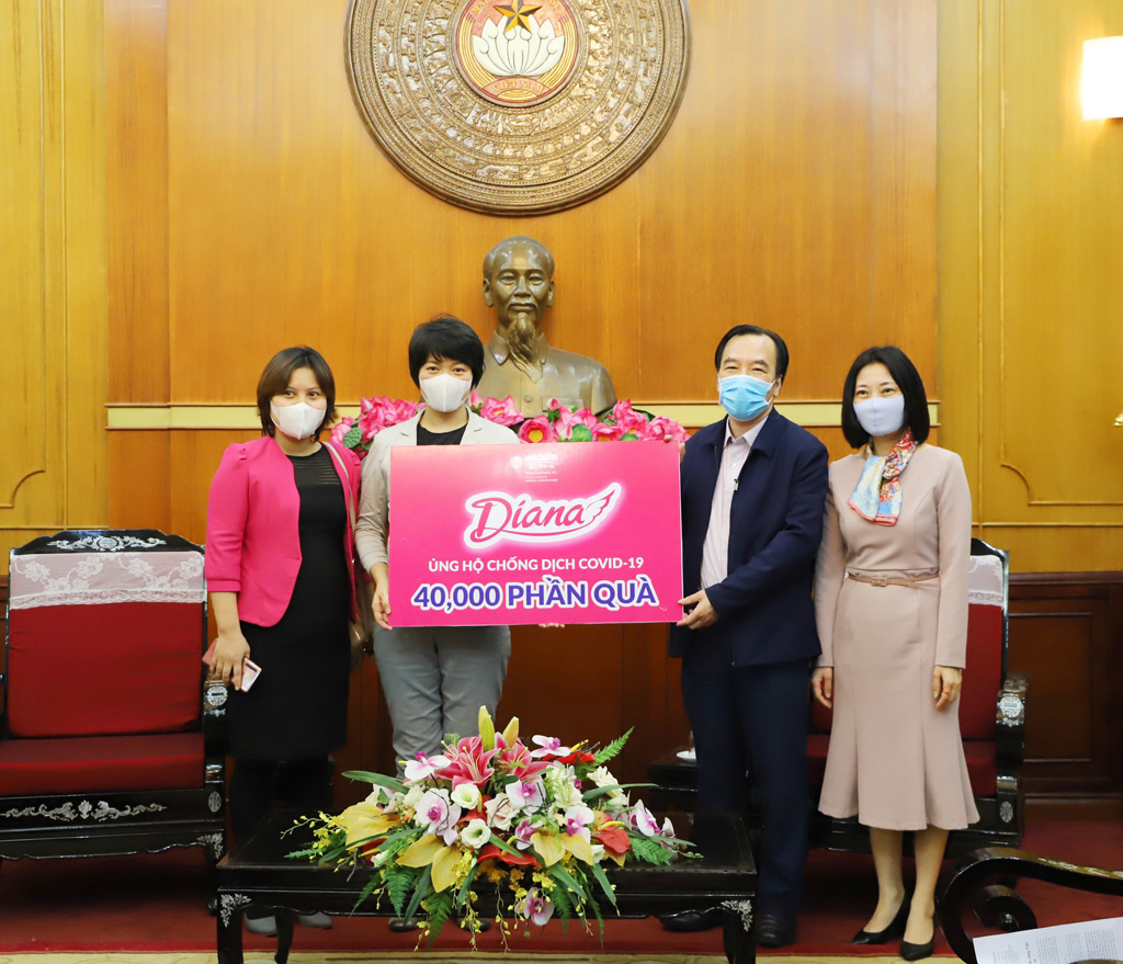 Bà Eriko Sato - Trưởng phòng Tiếp thị Người tiêu dùng của Diana Unicharm - trao tặng 40.000 phần quà tới đại diện Ủy ban T.Ư MTTQ Việt Nam