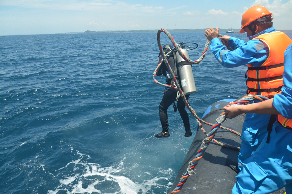 Thợ lặn bảo dưỡng phao Rót dầu không bến một điểm neo (SPM) - Ảnh: BSR cung cấp