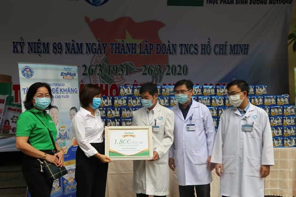 Thông qua đại diện của bệnh viện, Đoàn công tác của NutiFood trao hàng ngàn chai sữa miễn phí cho các bệnh nhân
