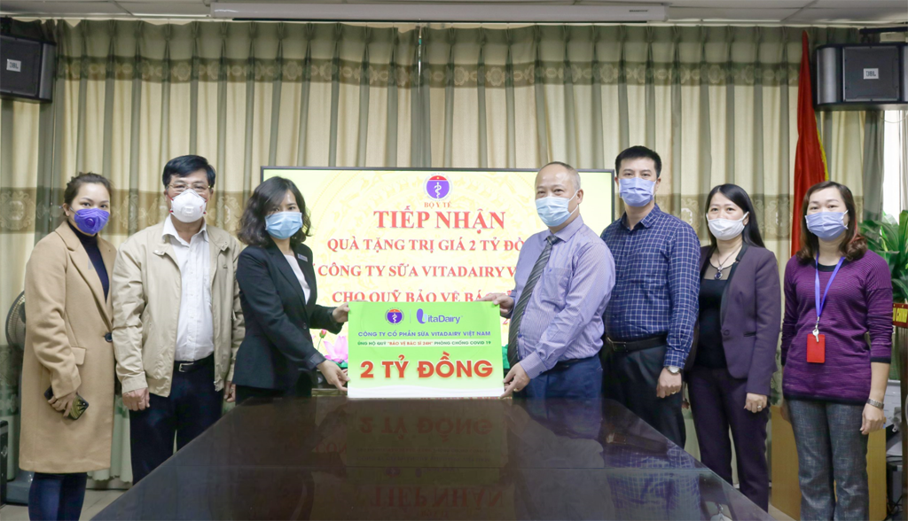 Bà Nguyễn Thị Hà (vest đen) đại diện VitaDairy trao tặng 2 tỉ đồng cho Bộ Y tế trước sự chứng kiến của Chủ tịch Hiệp hội Sữa Việt Nam