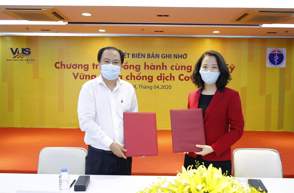 Đại diện Sở Y tế TP.HCM và đại diện hệ thống Anh văn Hội Việt Mỹ VUS ký kết Biên bản ghi nhớ của chương trình đồng hành