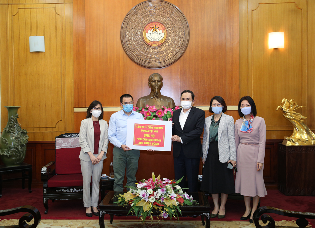 Ông Bảo Văn - Giám đốc Mạng lưới Chi nhánh Shinhan Finance trao biểu trưng số tiền đóng góp 200 triệu đồng cho ông Trần Thanh Mẫn - Chủ tịch Ủy ban Trung ương MTTQ Việt Nam ngày 3.4 